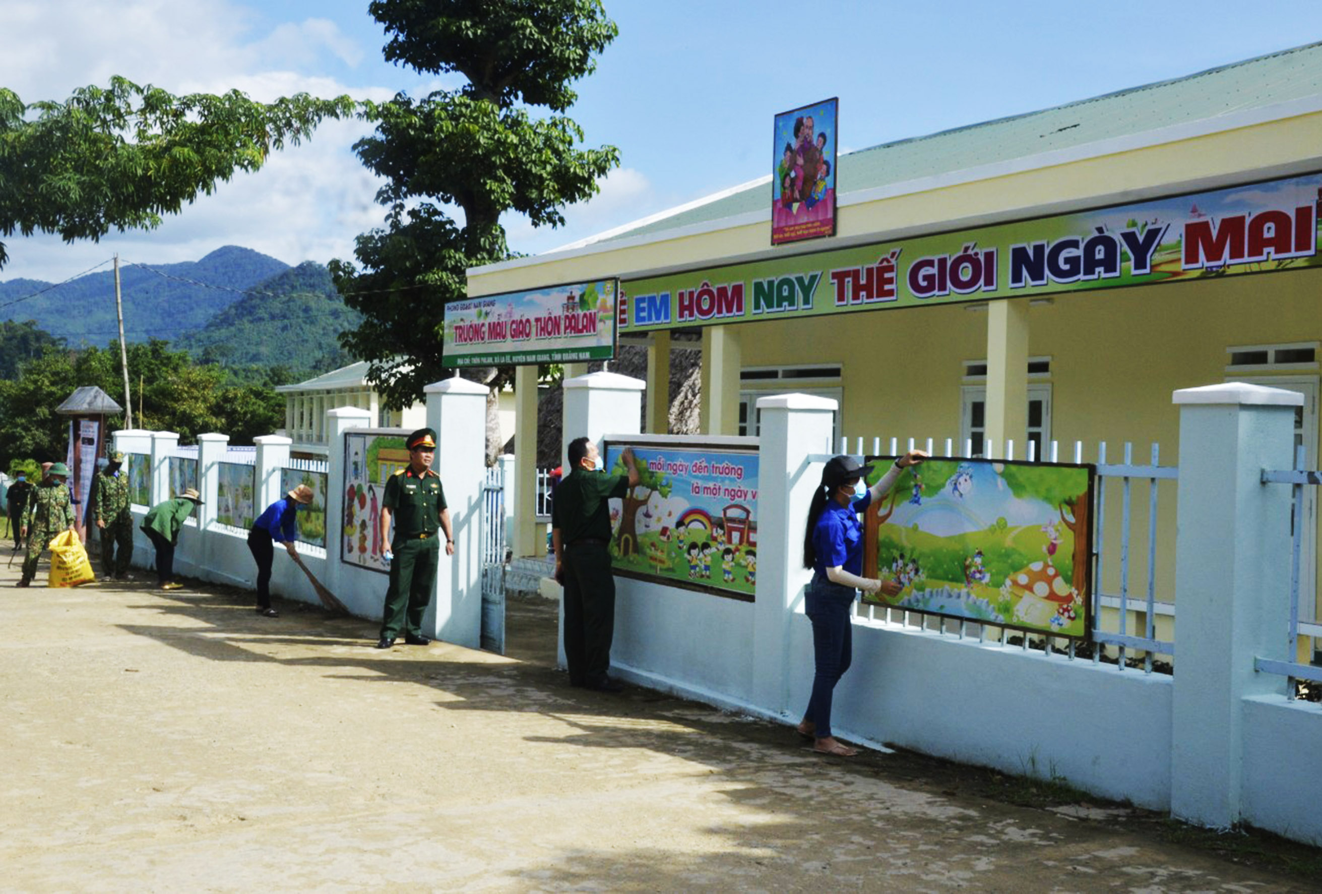 Chia sẻ khó khăn cùng cô trò miền biên giới Nam Giang